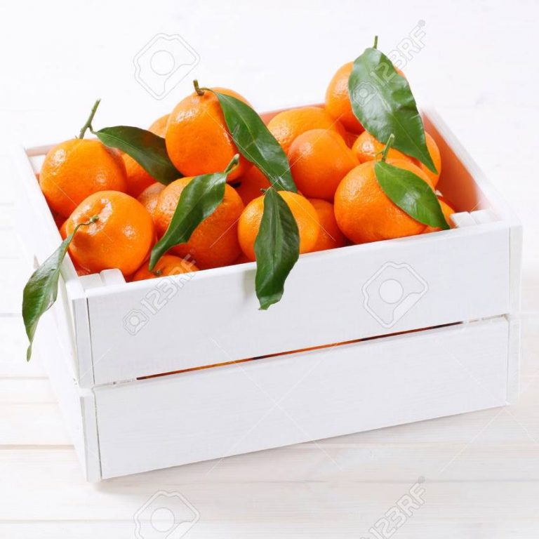 Caja de mandarinas de Valencia recién recolectadas