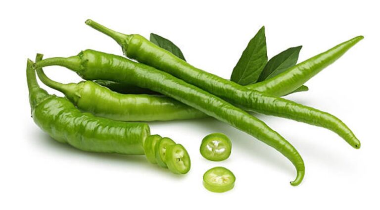 Pimientos picantes verdes, enteros y en rodajas